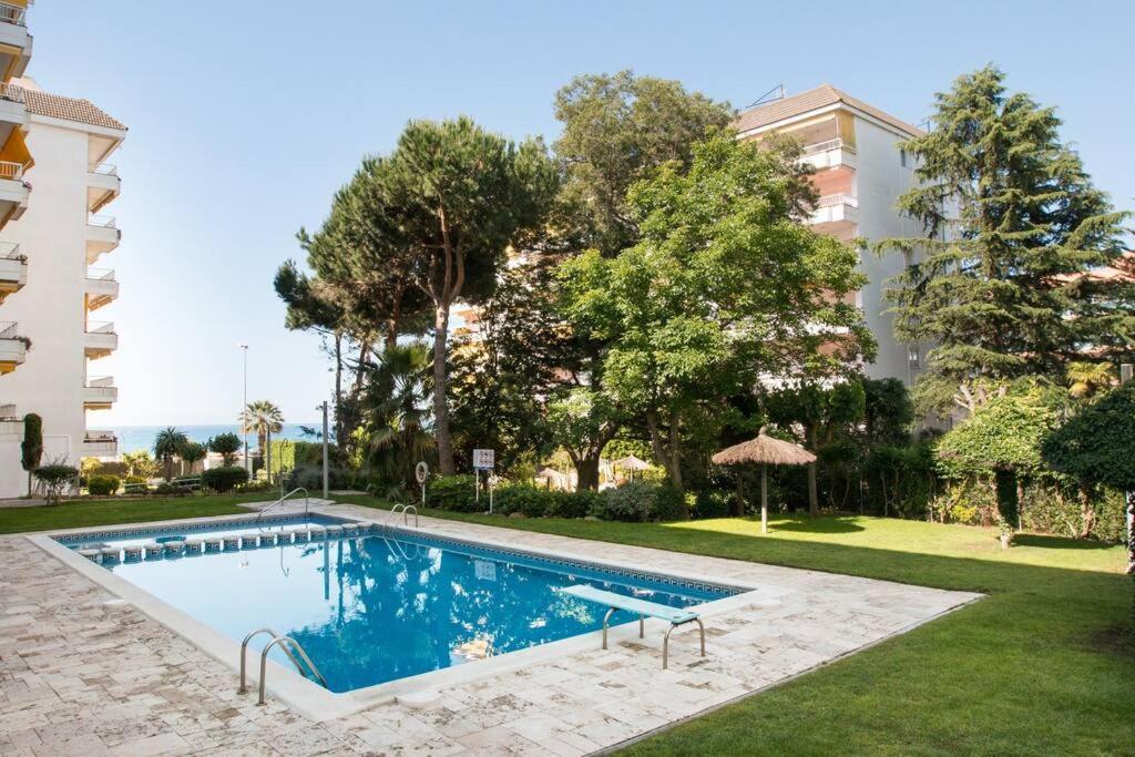Apartment Seahomes Vacations - Seafront Fenals With Pkg